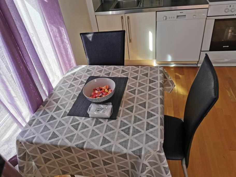 Nice 1-Bedroom Apartment In Heart Of The City Stavanger Esterno foto